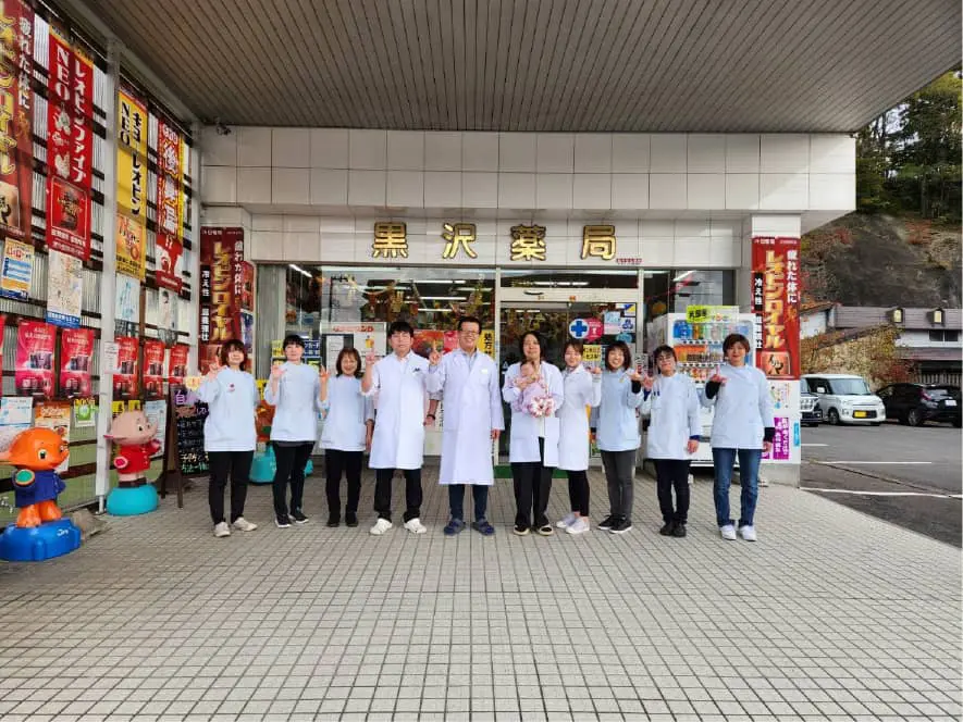 社員集合写真 エントランス前